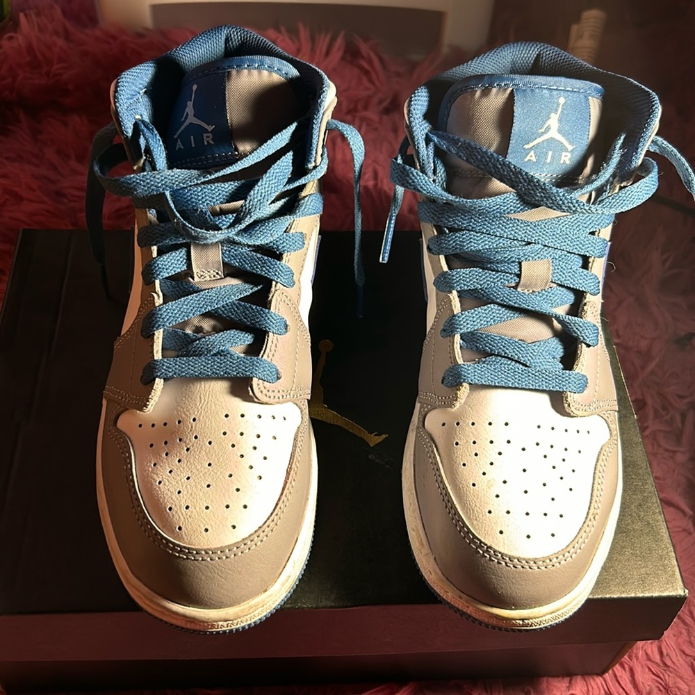 I’m selling “Cement True Blue” Air Jordan 1’s. These shoes consist of 3 colors.